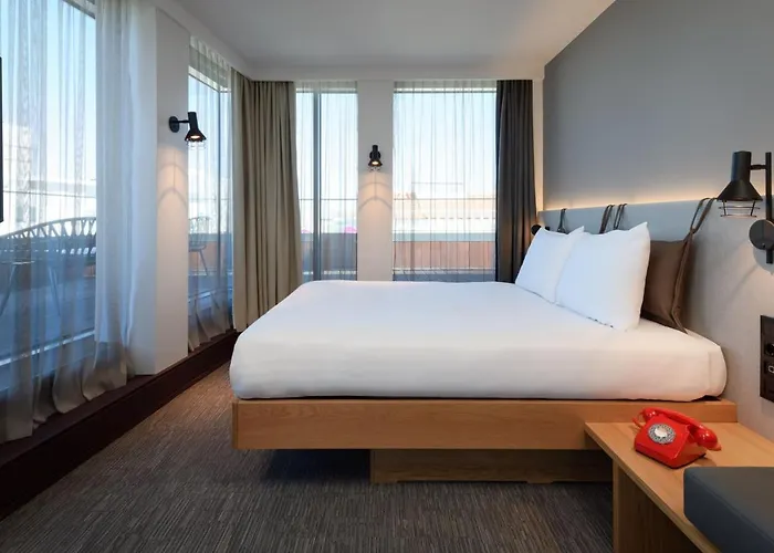 Moxy 3*