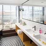 Moxy 3*